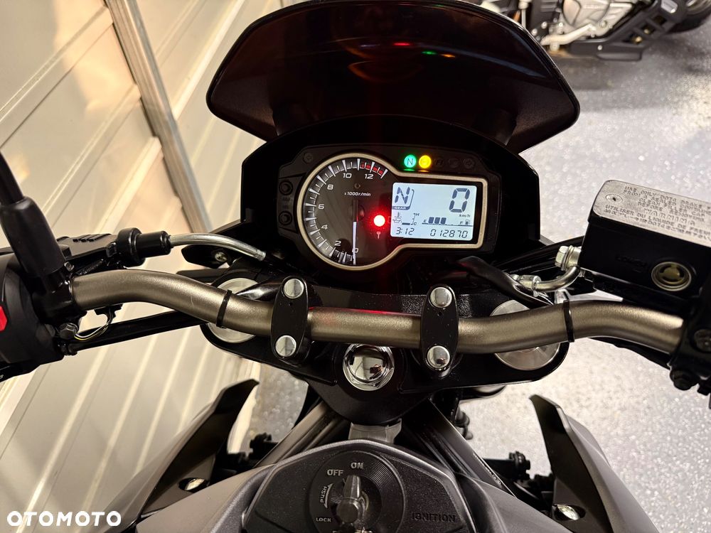 Suzuki GSR - 12