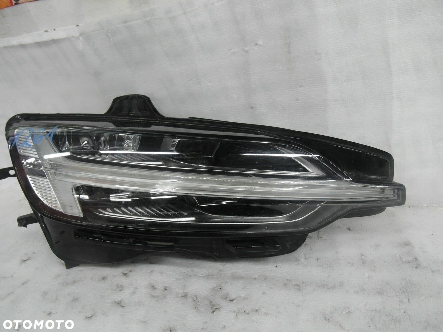 VOLVO V60 II FULL LED LAMPA PRZEDNIA PRAWA RYSA NA SZKLE - 1