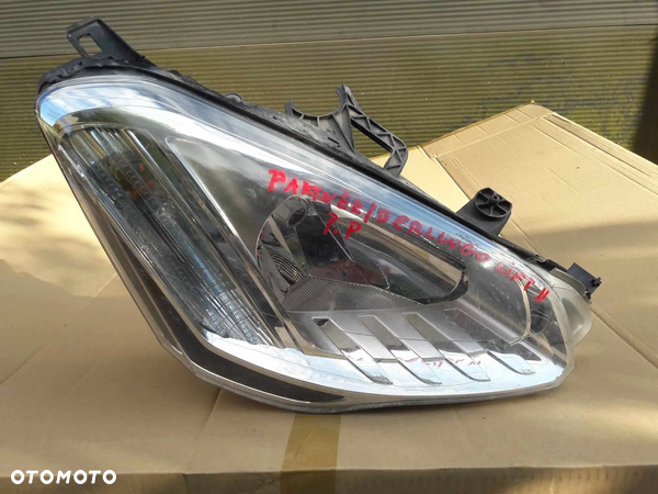 LAMPA PRAWA CITROEN BERLINGO II FL KEBC 2008- 90043838