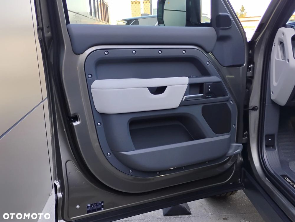 Land Rover Defender 110 2.0 P300 X-Dynamic SE - 12