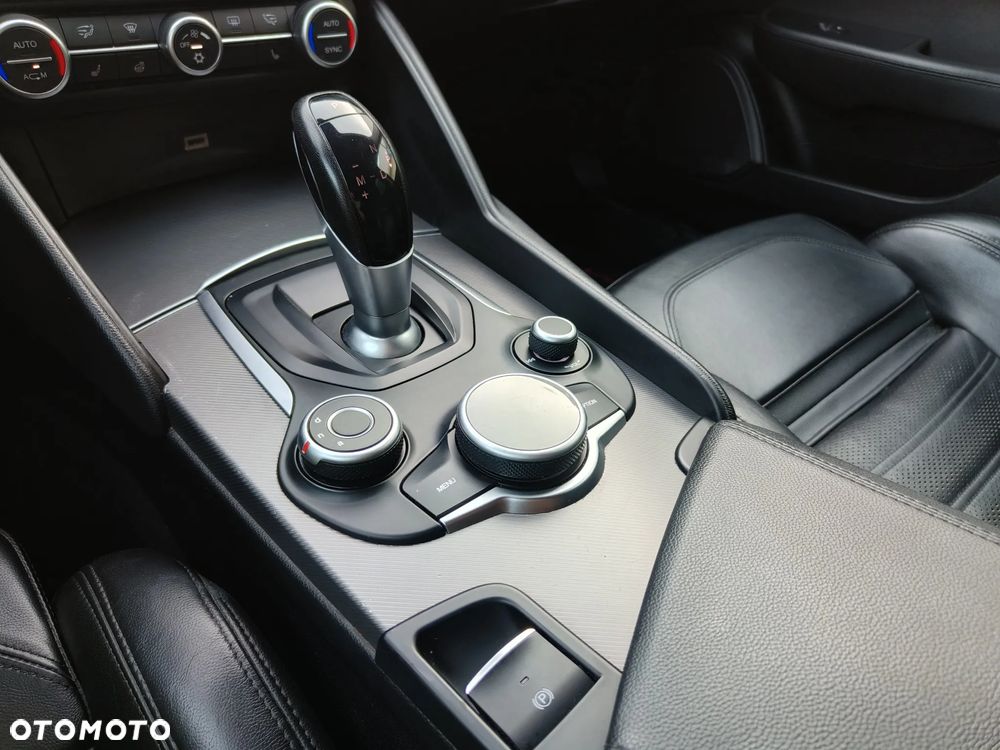 Alfa Romeo Giulia 2.0 Turbo Veloce Q4 - 13