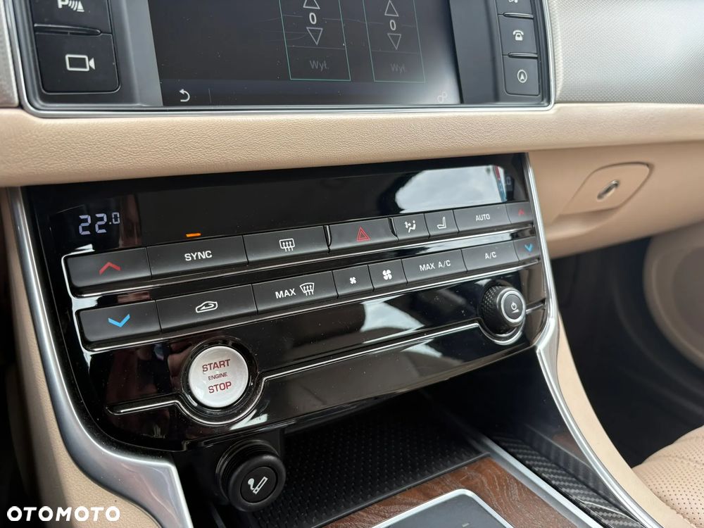 Jaguar XF 2.0 i4D Portfolio - 17