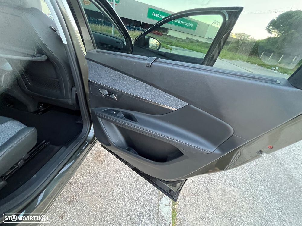 Peugeot 5008 1.2 PureTech Allure J18 - 23