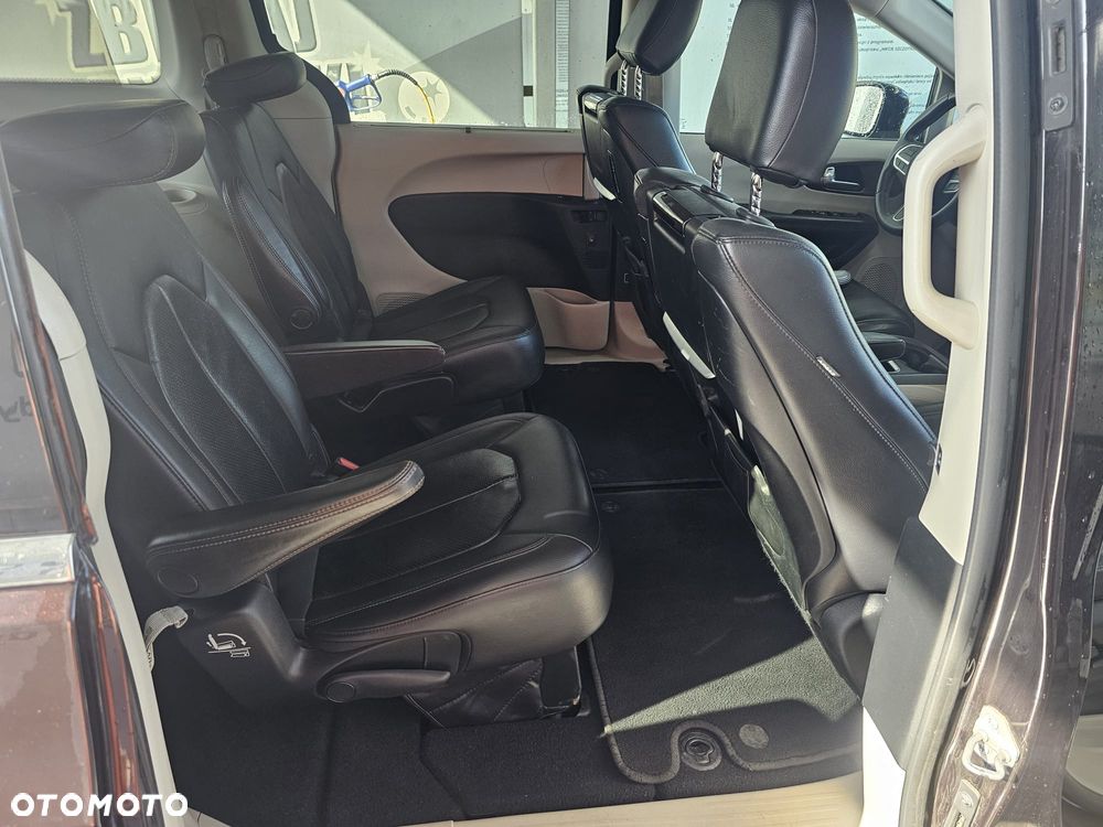 Chrysler Pacifica - 16