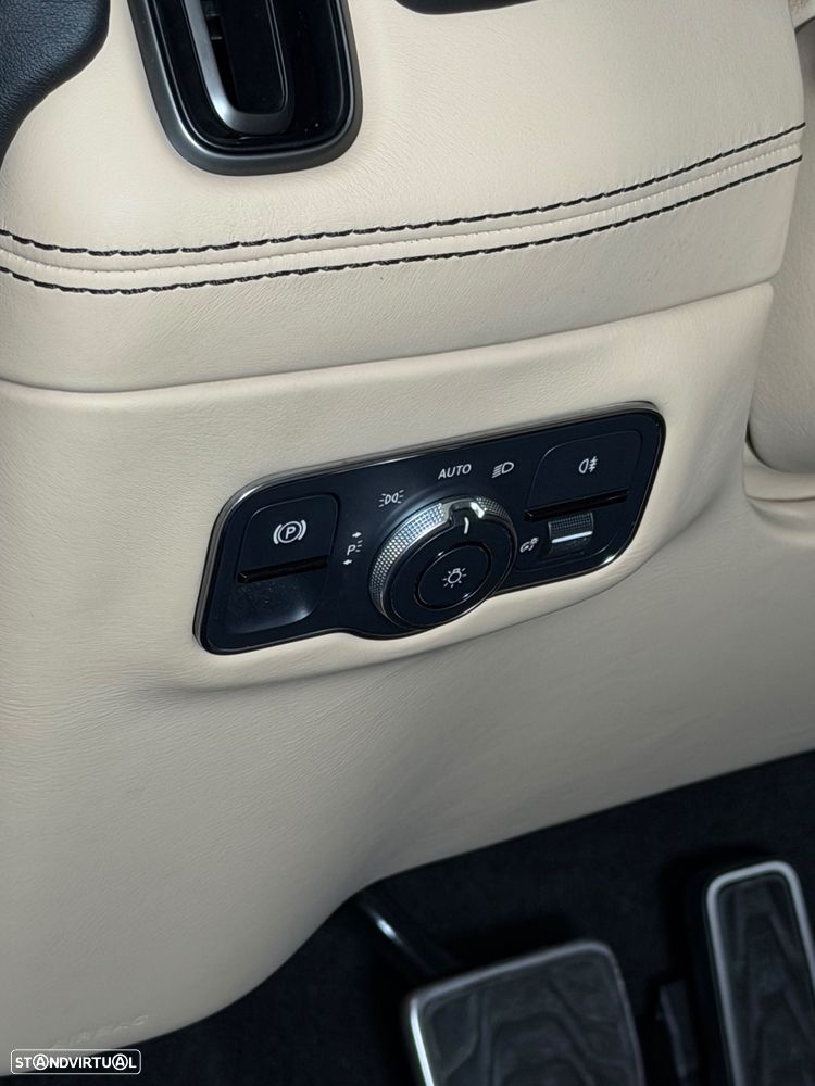 Aston Martin DBX 4.0 Twin-Turbo V8 - 11