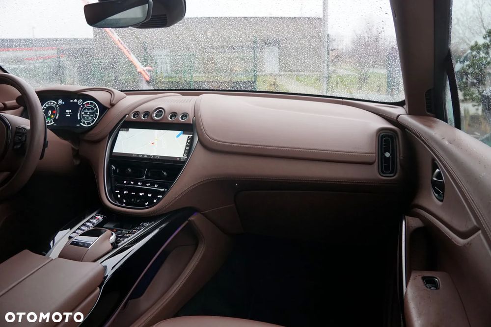 Aston Martin DBX - 28
