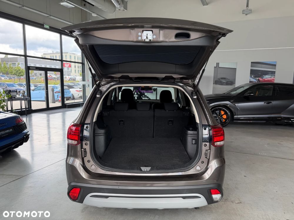 Mitsubishi Outlander 2.0 Invite + 2WD - 18