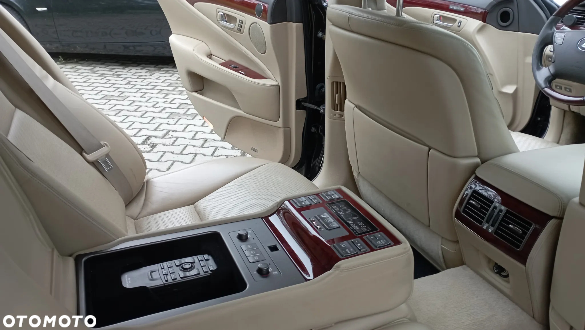 Lexus LS - 14