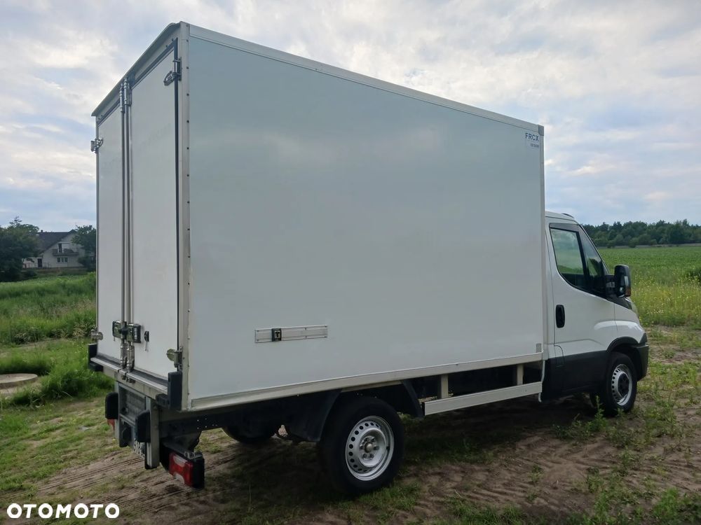 Iveco Daily 35S11 E5 Izoterma 2016r Chłodnia 289 tyś km Mroźnia Agregat zasilanie zew 230V - 16