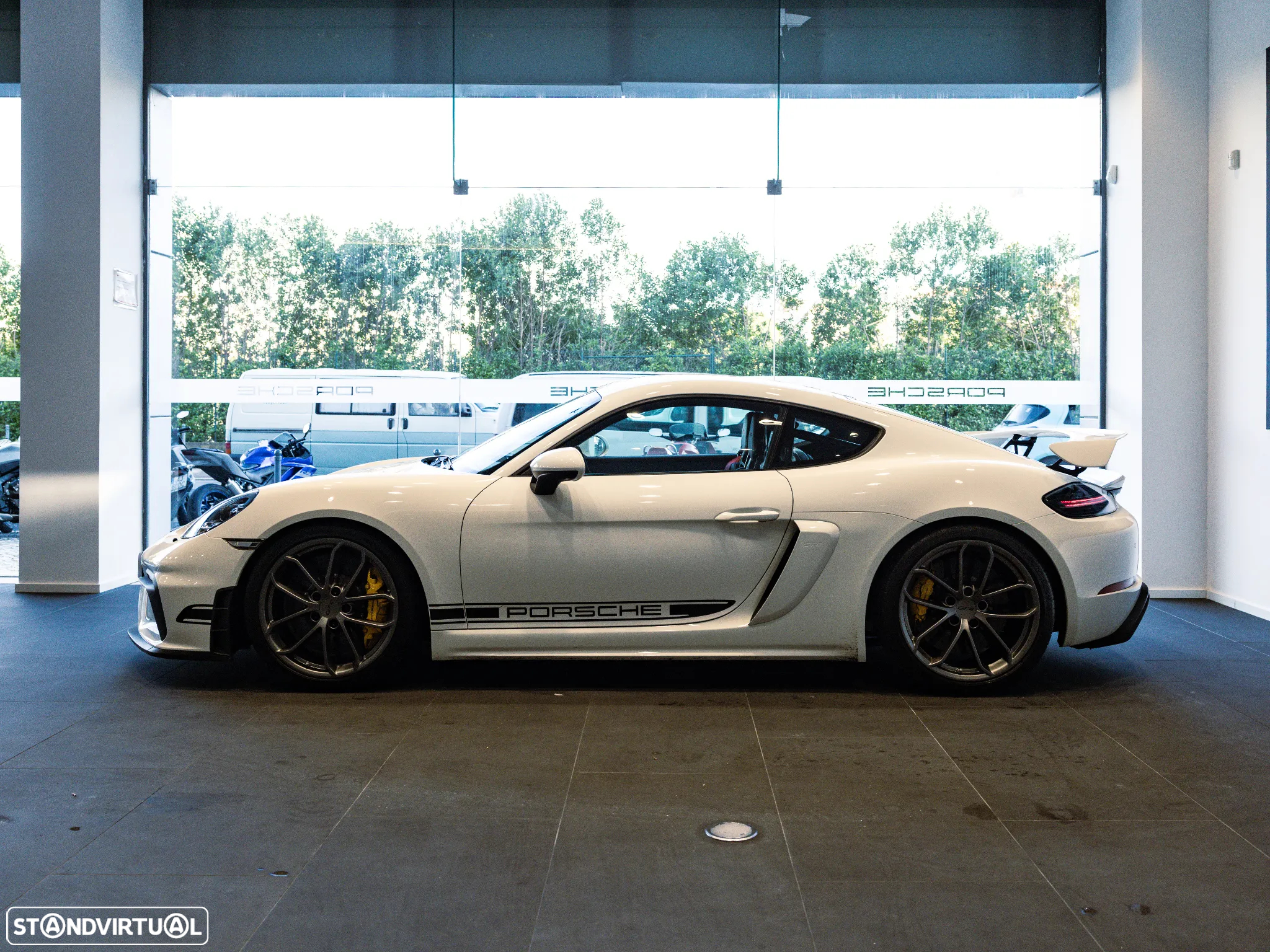 Porsche 718 Cayman GT4 - 11