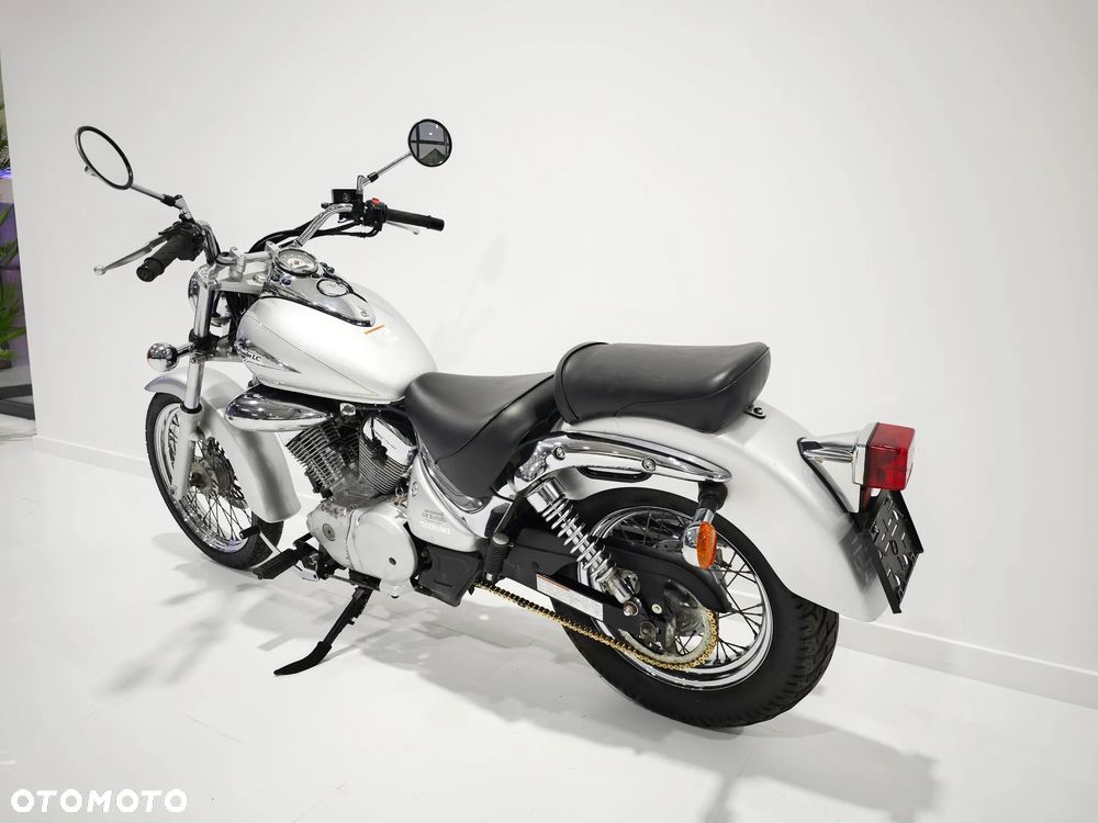 Suzuki Intruder - 11