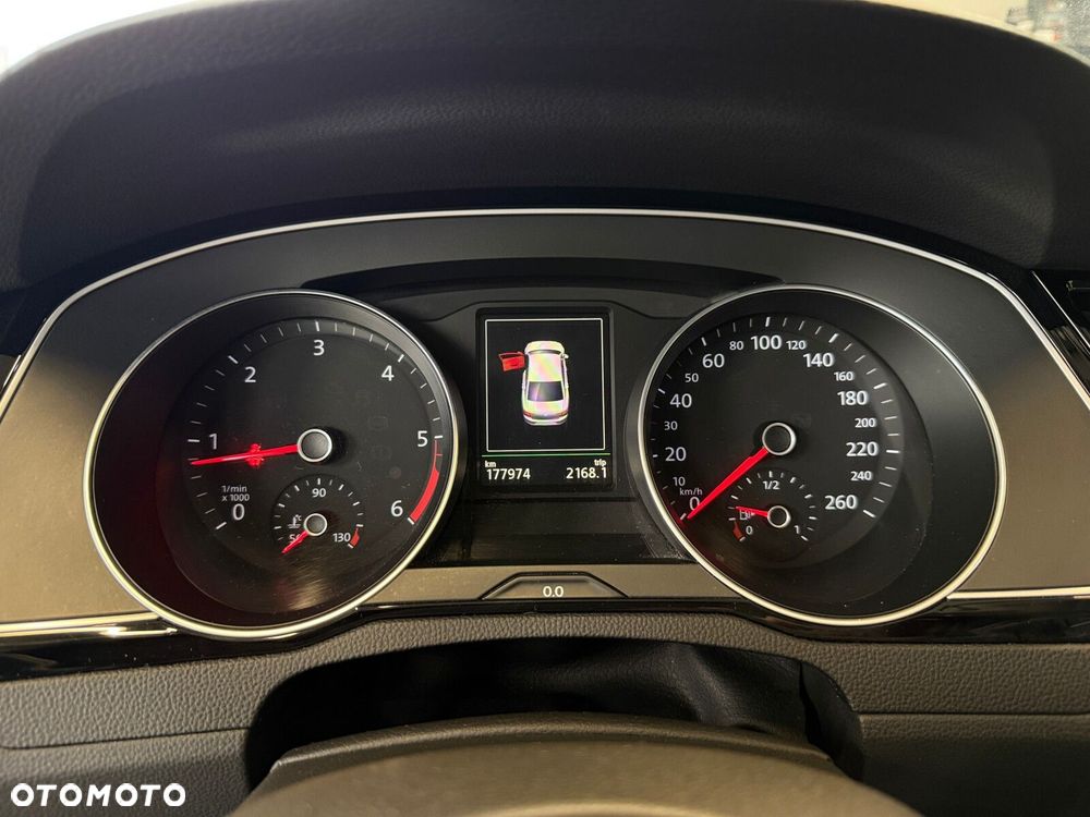 Volkswagen Passat - 31