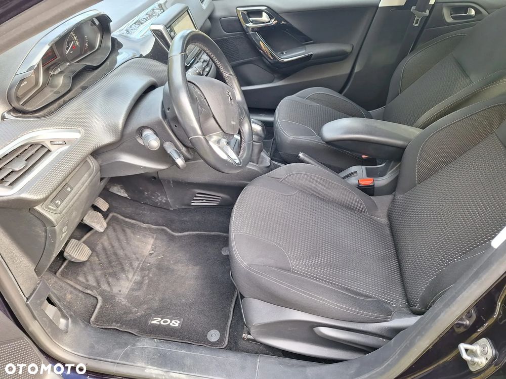 Peugeot 208 - 10