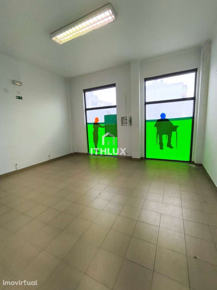 LOJA JUNTO À ESTAÇÃO DE COMBOIOS DO PINHAL NOVO JÁ DIVIDIDA - Grande imagem: 2/45