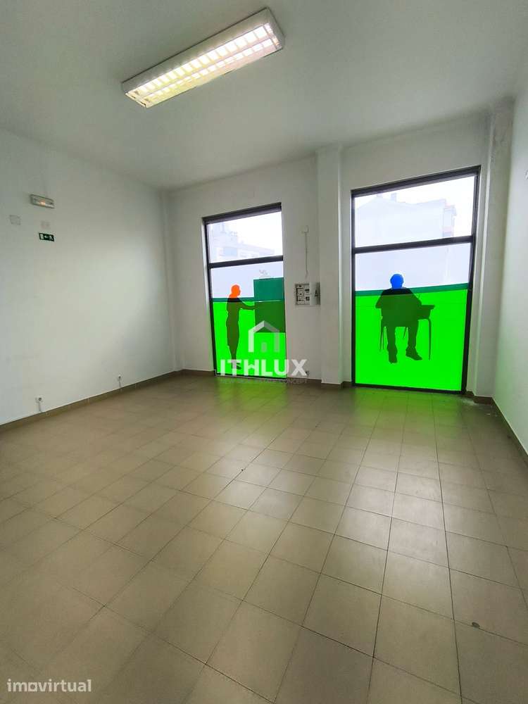LOJA JUNTO À ESTAÇÃO DE COMBOIOS DO PINHAL NOVO JÁ DIVIDIDA - Grande imagem: 2/45