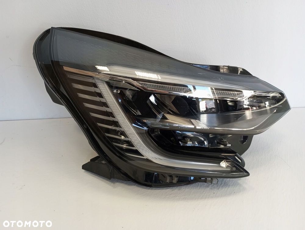 LAMPA PRAWA PRZÓD PRZEDNIA FULL LED RENAULT CAPTUR II 260104900R - 1