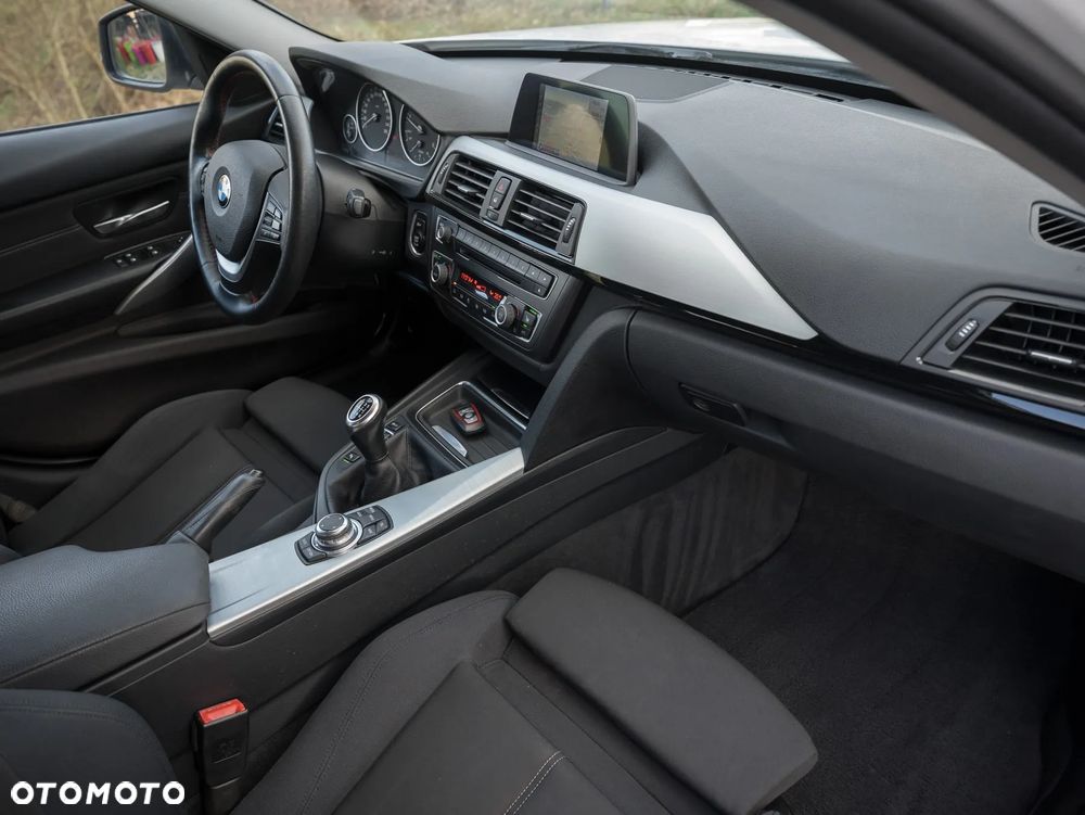 BMW Seria 3 318d Sport Line - 32