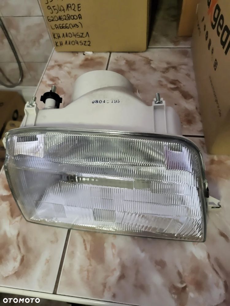Reflektor przedni  prawy  RENAULT 19  88-95 ROK    7701033625