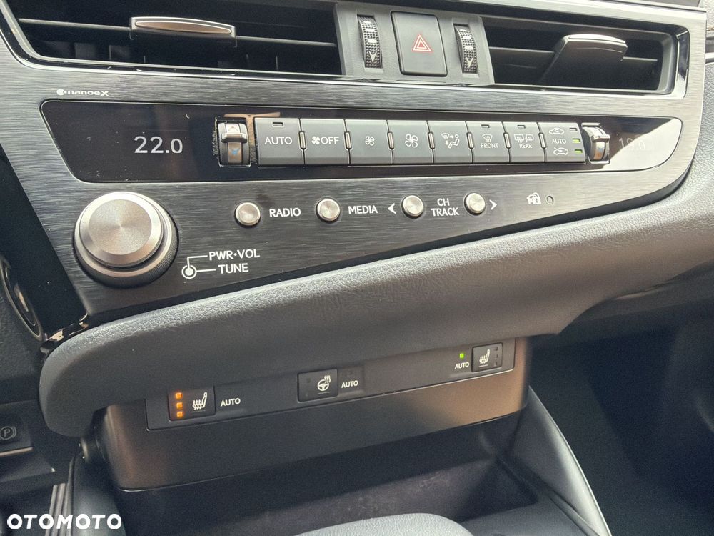 Lexus ES 300h Business Edition - 26