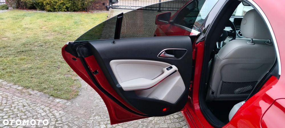 Mercedes-Benz CLA 180 - 4