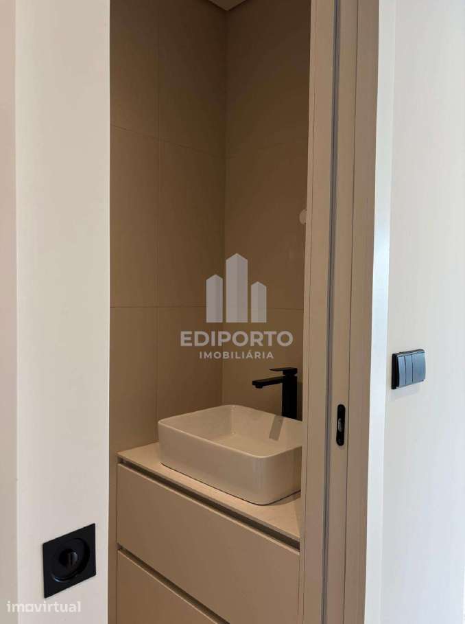 Elegante T2 com Varanda e Design de Autor – 1.º Andar – S. Cosme, Gond - Grande imagem: 4/24