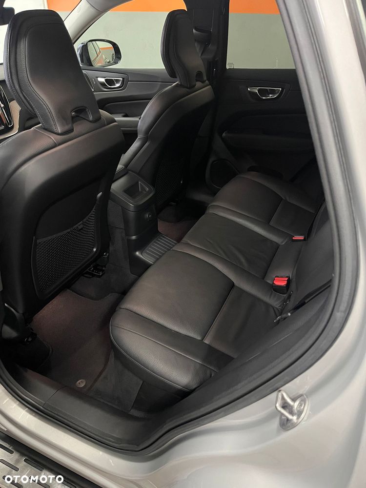 Volvo XC 60 T6 Plug-In Hybrid AWD Plus Black Edition - 19