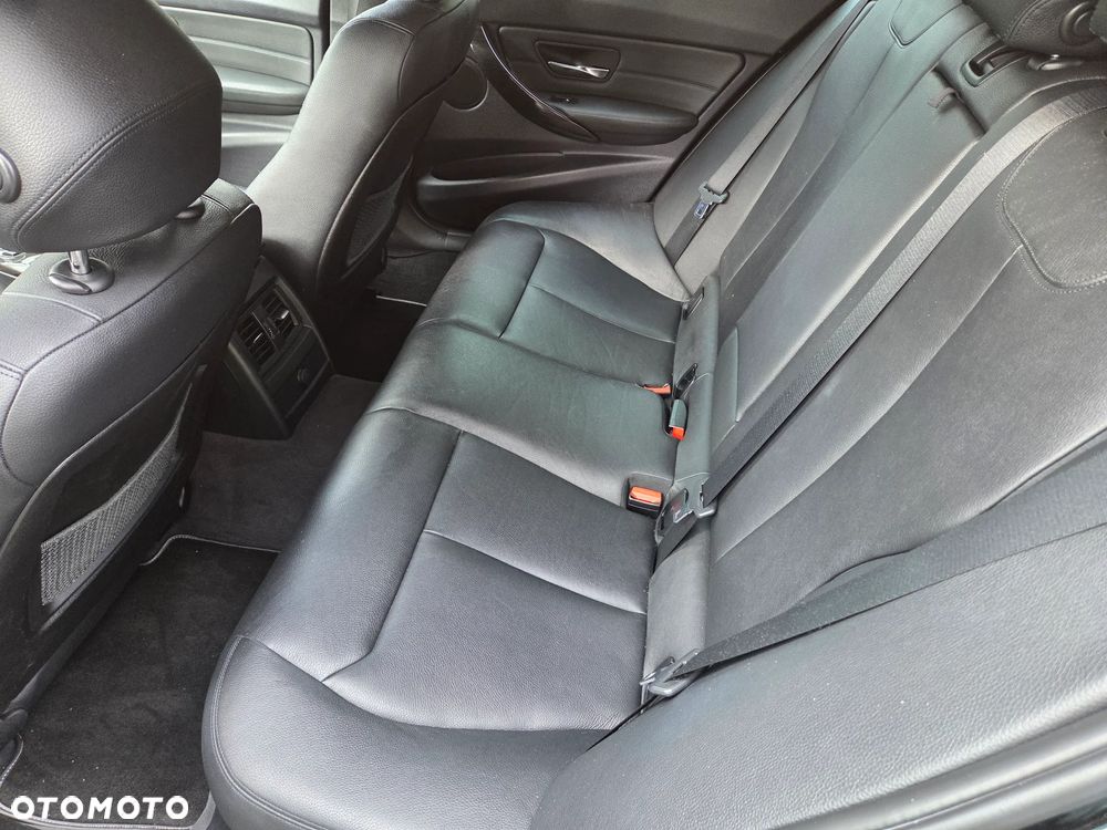 BMW Seria 3 320i Touring Luxury Line - 11
