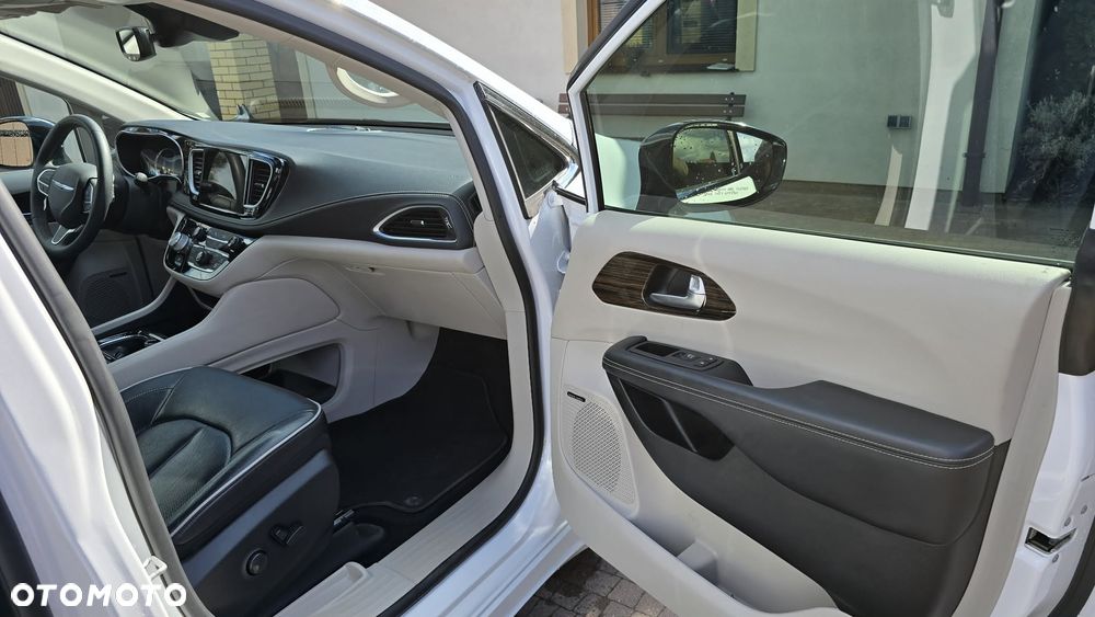 Chrysler Pacifica - 2