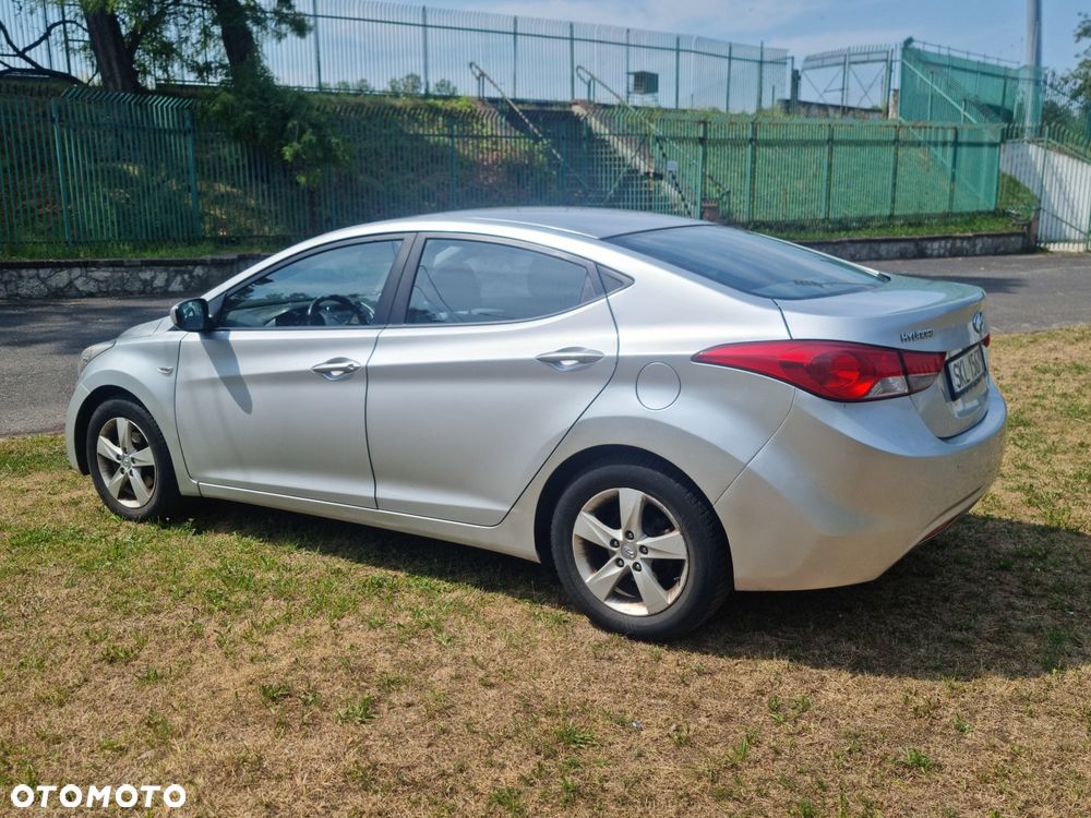 Hyundai Elantra - 3