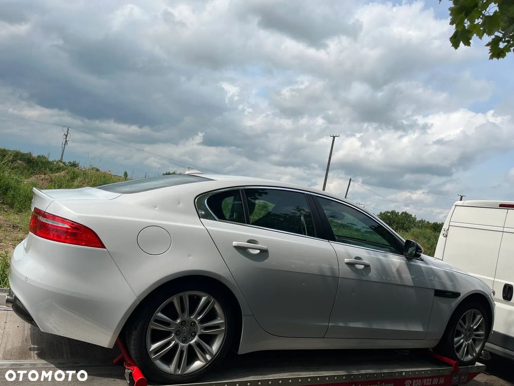 Jaguar XE 2.0 T R-Sport - 14