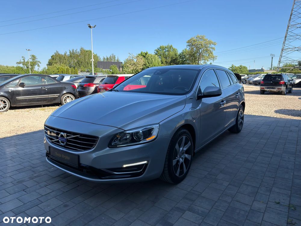 Volvo V60 D6 AWD Plug-in Hybrid R-Design Momentum - 9