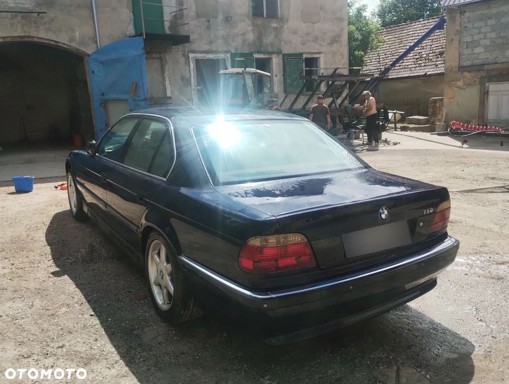 BMW Seria 7 750i - 8