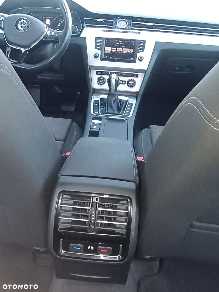 Volkswagen Passat 1.6 TDI SCR DSG Business - 18