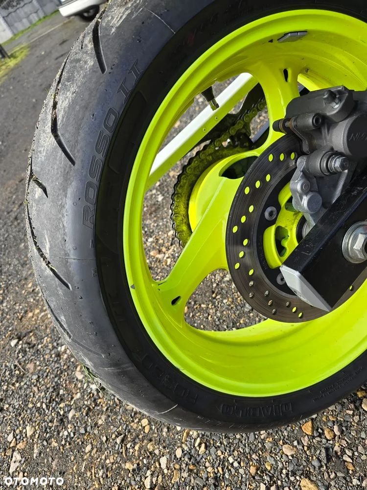Suzuki GSR - 10