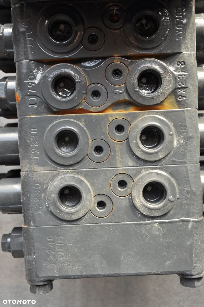 Rozdzielacz Hydrauliczny Komatsu PC 138 - 3