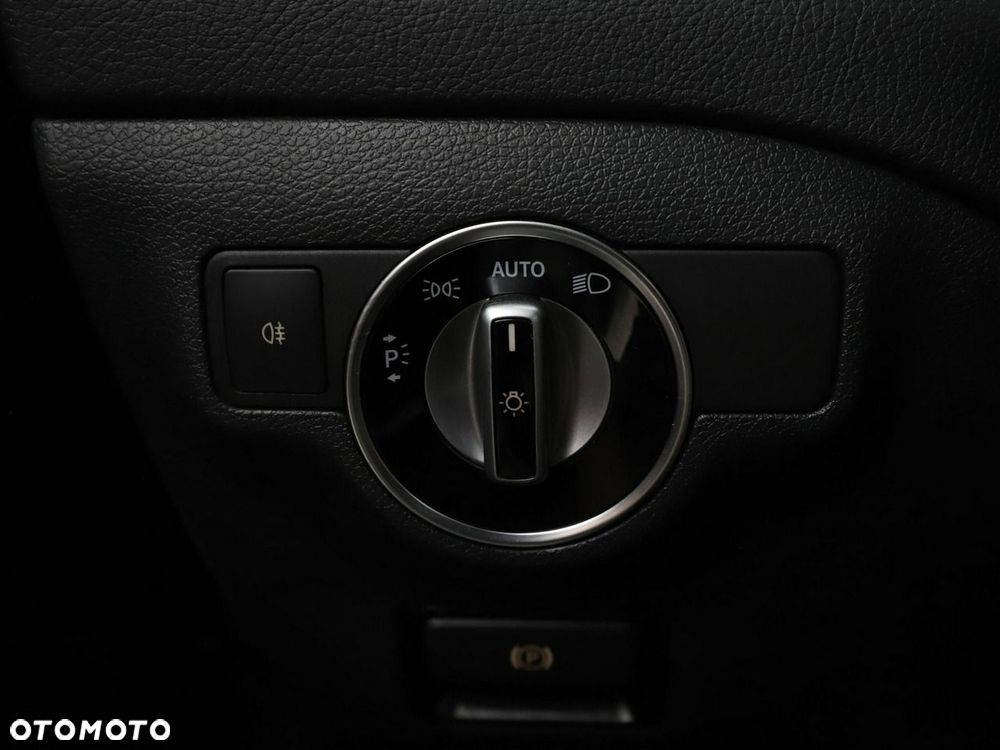 Mercedes-Benz CLA 180 7G-DCT AMG Line - 35