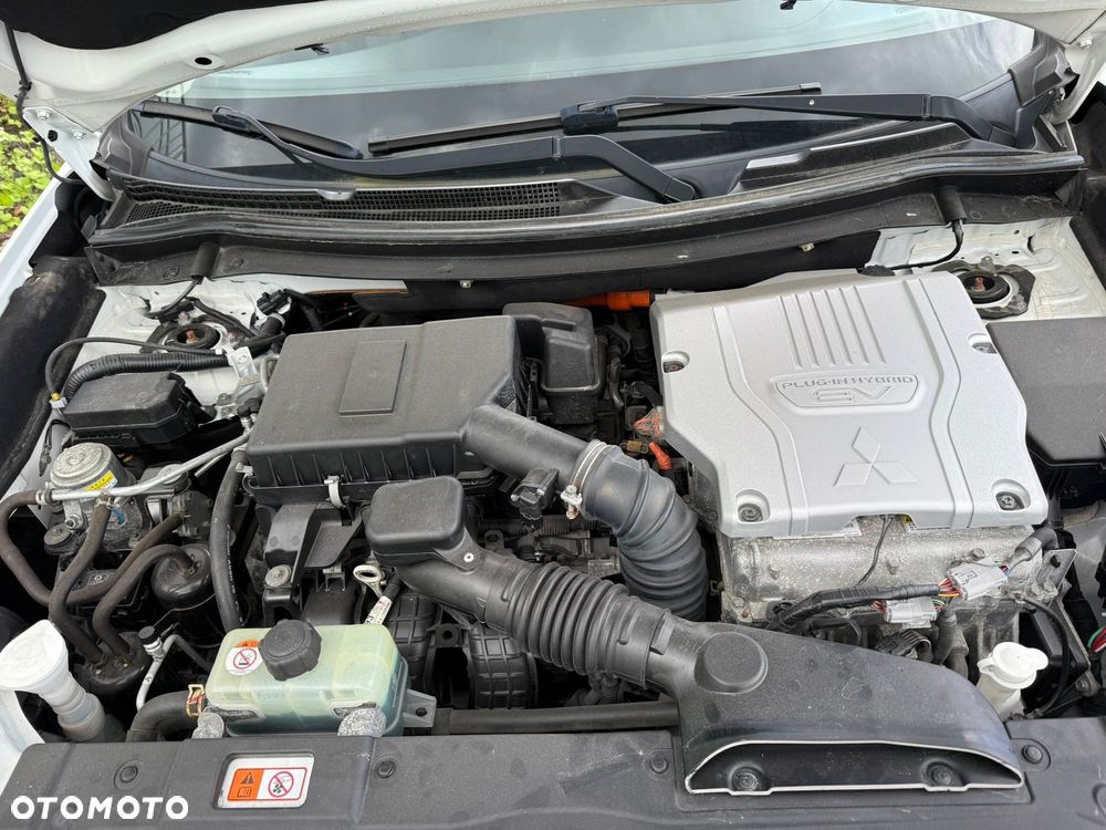 Mitsubishi Outlander 2.0 4WD Plug-In Hybrid Plus - 12