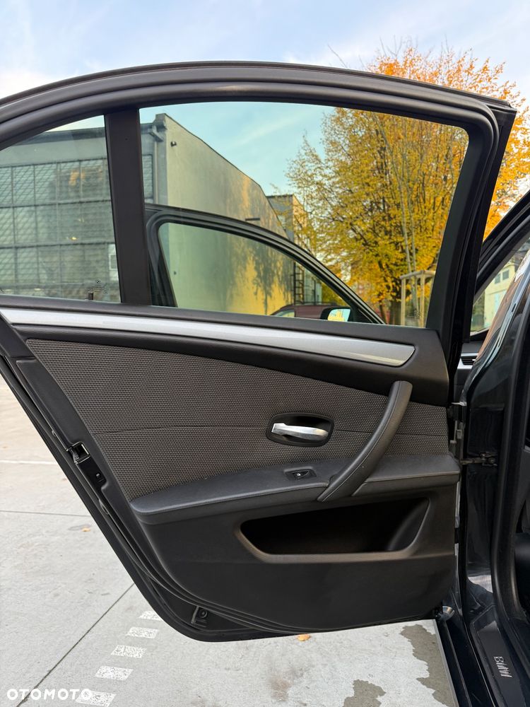 BMW Seria 5 525d - 23