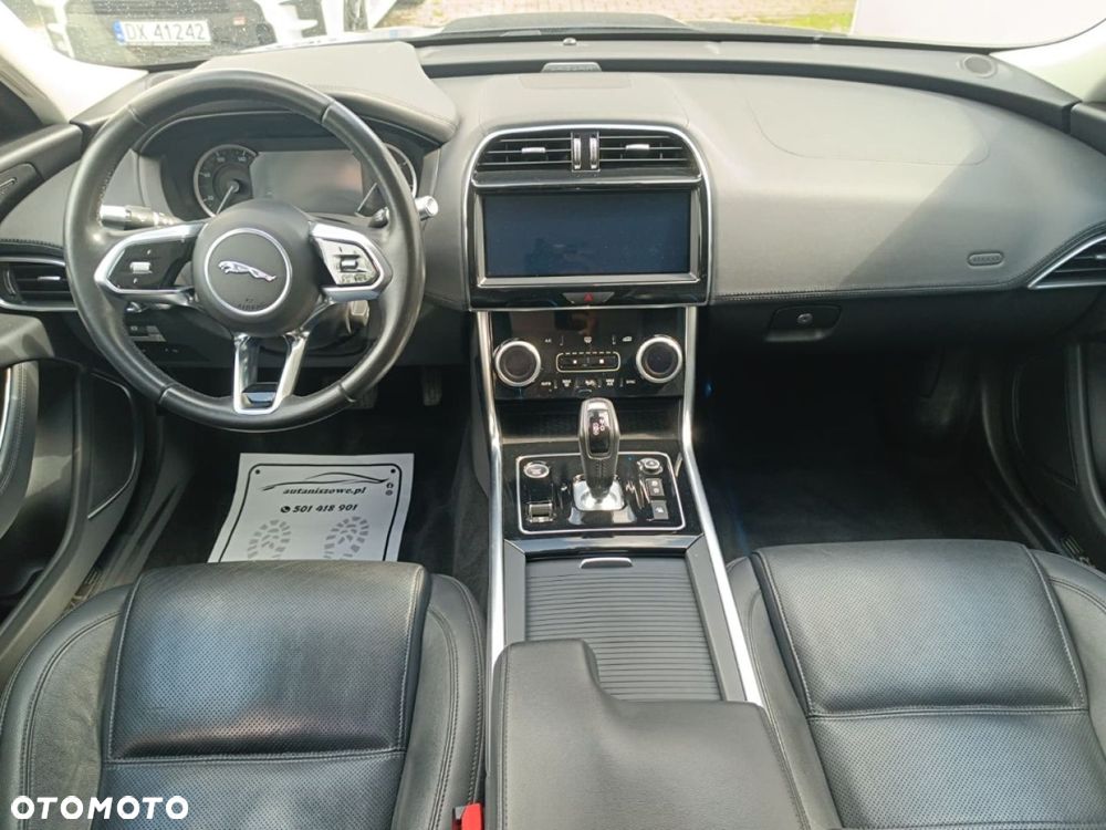 Jaguar XE - 8