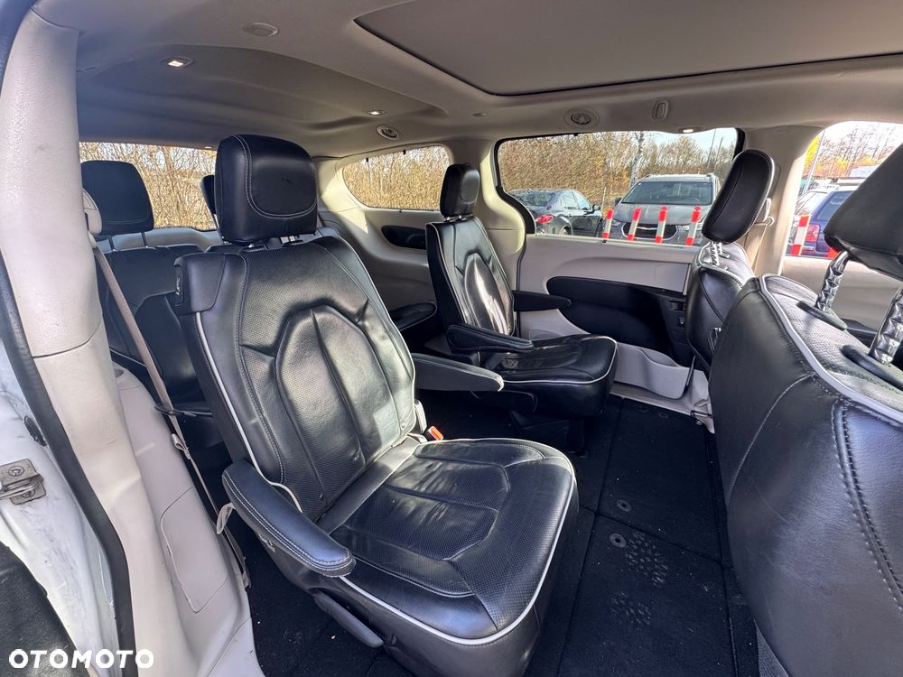 Chrysler Pacifica - 12