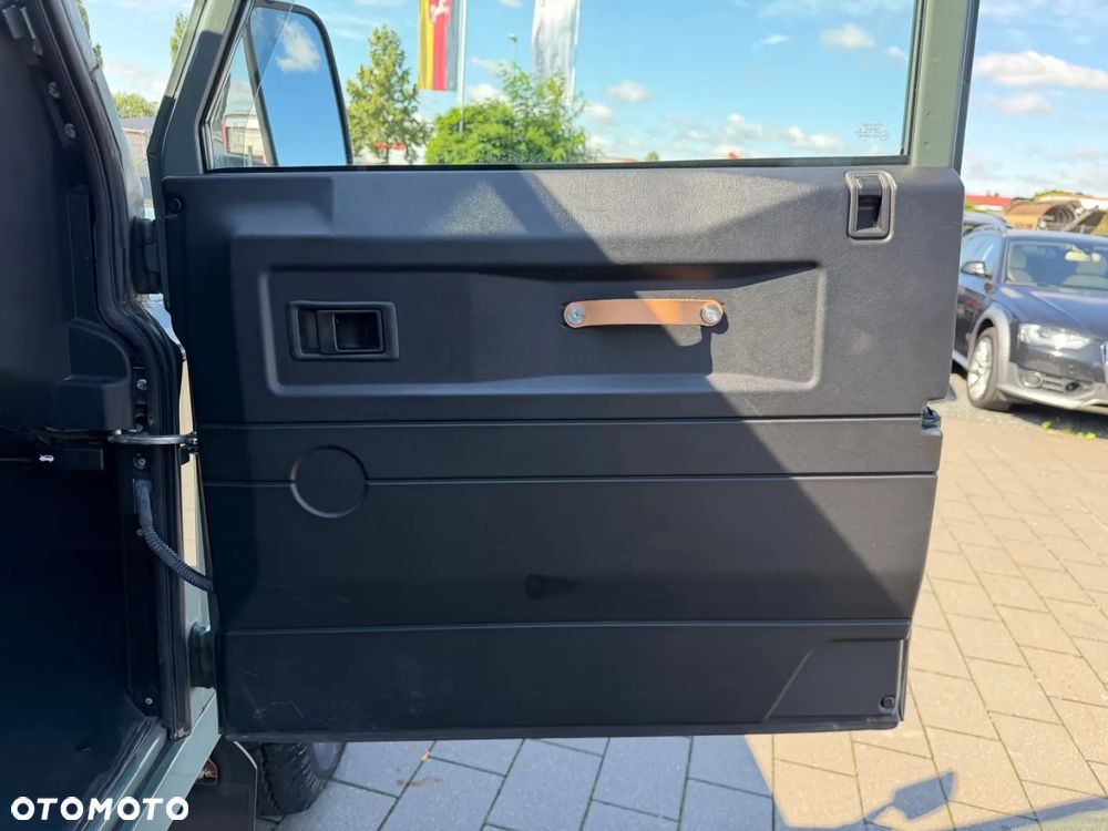 Land Rover Defender 2.2 TD4 E - 11