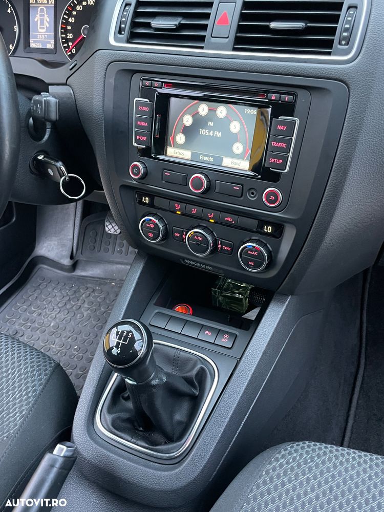 Volkswagen Jetta - 11