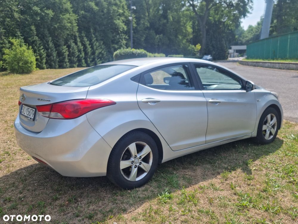 Hyundai Elantra - 4