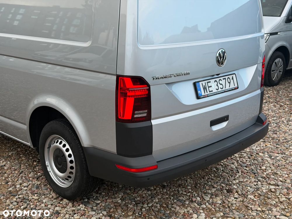 Volkswagen TRANSPORTER T6 VAN 3os. L2H1 Long MAXI WZMOCNIONY DMC3.2t. Ładowność 1242kg, Paka 3m, Homologacja VAT-1, Reflektory LED DIODOWE, Lampy tył LED, Kamera, Czujniki, Dogrzewanie Webasto 5kW, Automatyczne światła, Mocny silnik 2.0TDI DNA 150KM 6cio biegowa skrzynia biegów! Kolor srebrny Reflex Metalik, ZABUDOWA ładowni wraz z podsufitką i oś. LED! Fabryczny alarm, Przebieg tylko 53tys.km! - 36