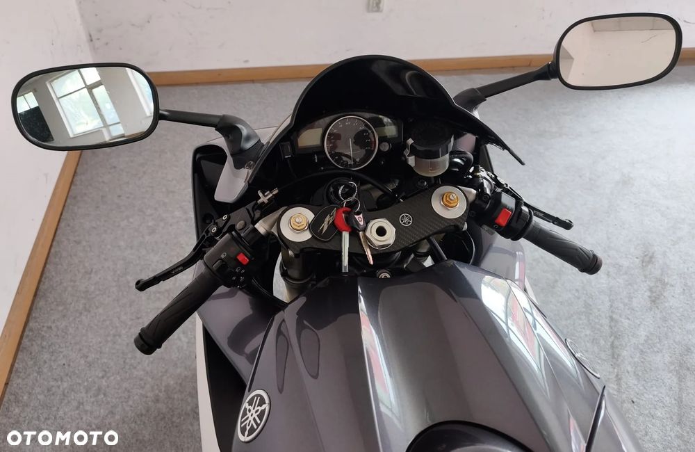 Yamaha R1 - 15