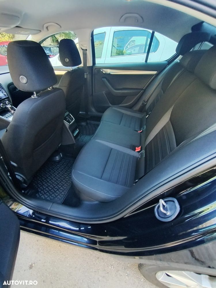 Skoda Octavia 2.0 TDI STYLE DSG - 4