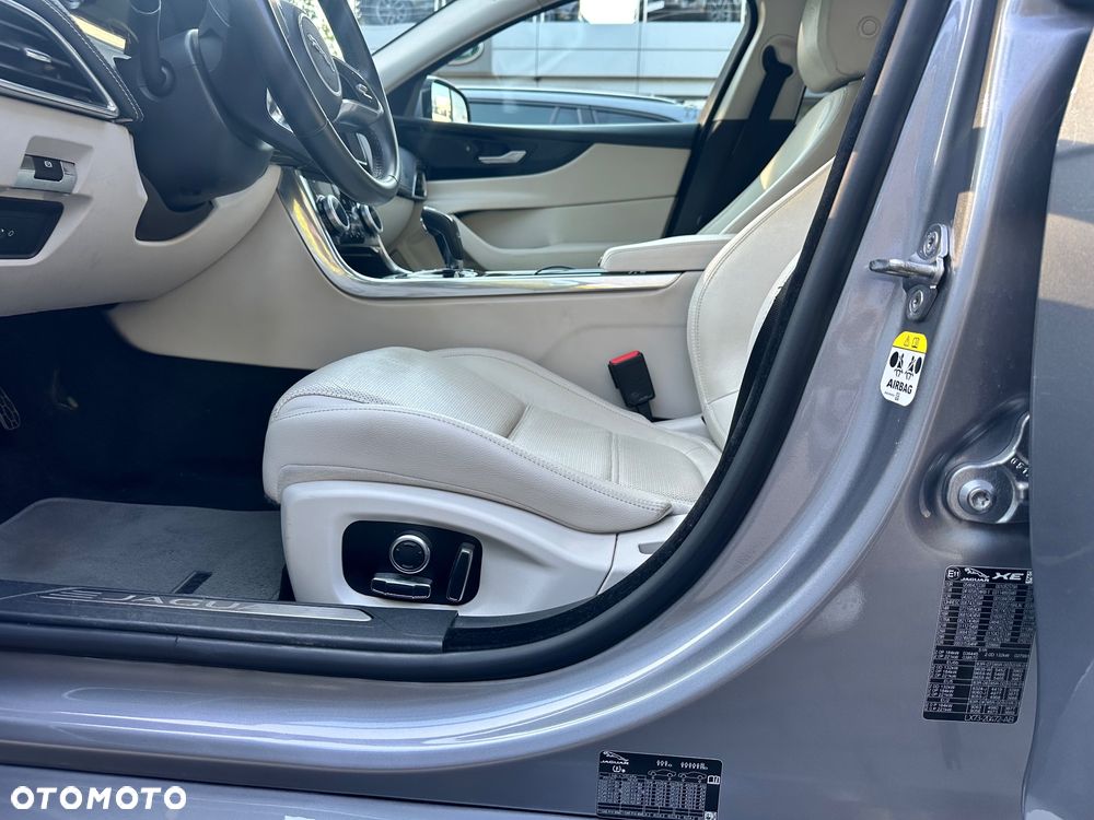 Jaguar XE 2.0 D180 R-Dynamic S - 8