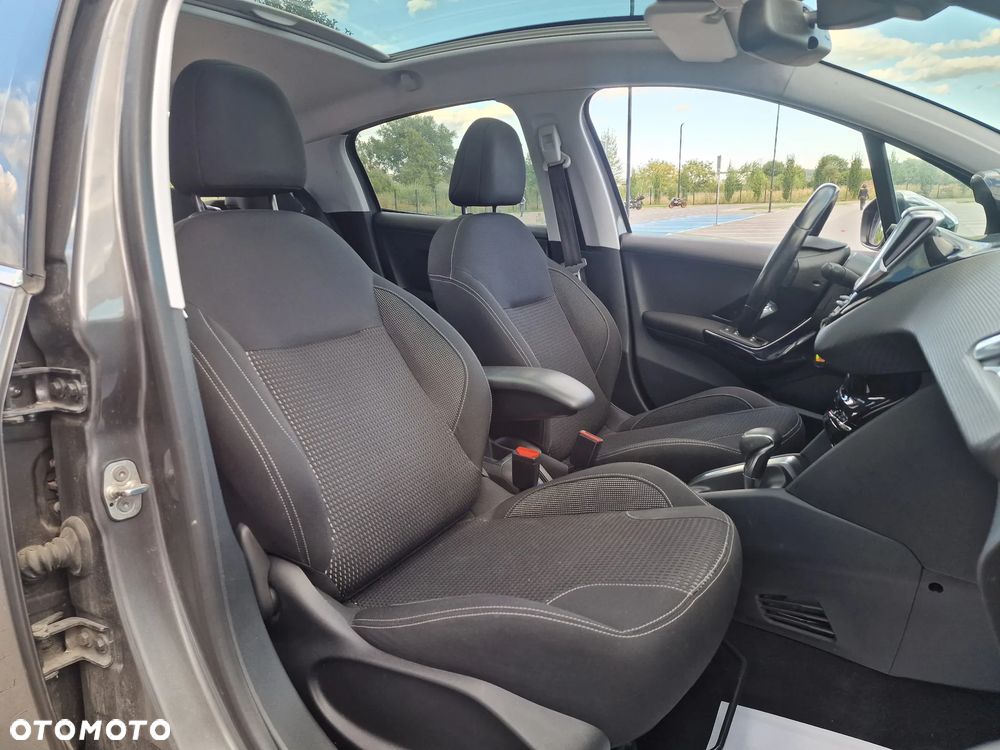 Peugeot 208 - 8
