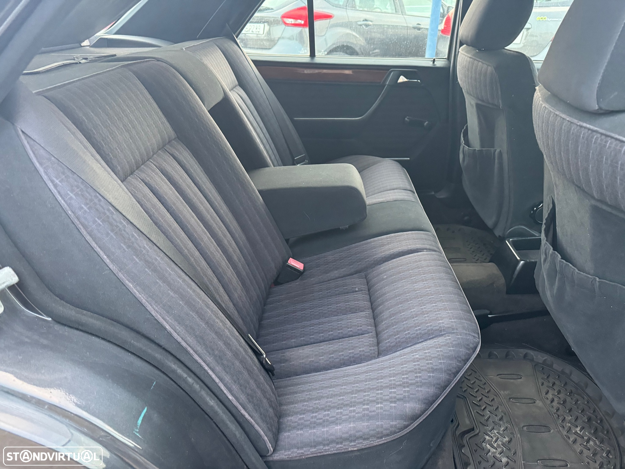 Mercedes-Benz 250 D Turbo - 32