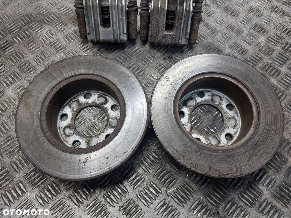 TARCZE HAMULCOWE TYŁ + KLOCKI + ZACISKI VOLKSWAGEN PASSAT B5 - 2